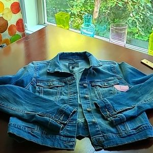 Who doesn't ❤️  Jessica Simpson? Sweet denim jacket with great lines.